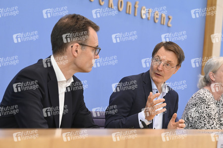 Bundespressekonferenz Gesundes-Herz-Gesetz in Berlin