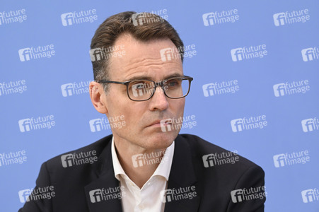 Bundespressekonferenz Gesundes-Herz-Gesetz in Berlin