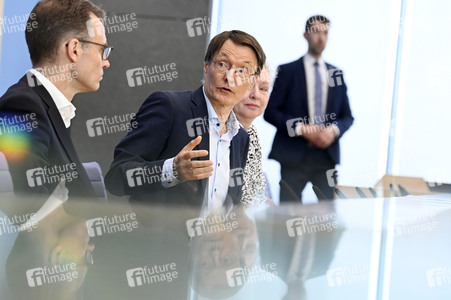 Bundespressekonferenz Gesundes-Herz-Gesetz in Berlin