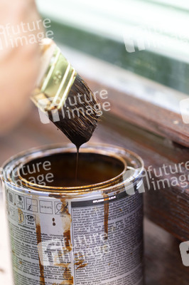 Symbolfoto Fenster streichen