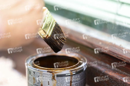 Symbolfoto Fenster streichen
