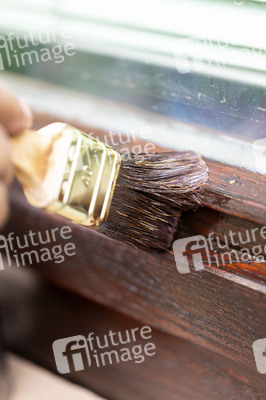 Symbolfoto Fenster streichen