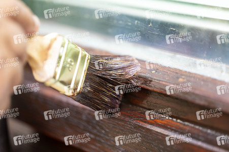 Symbolfoto Fenster streichen