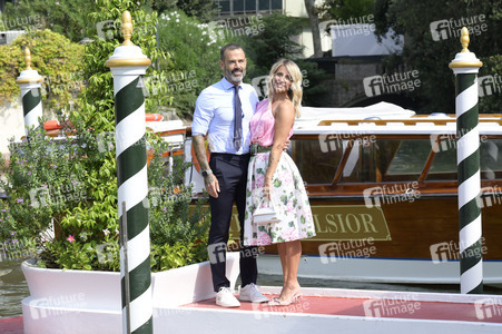 Ankunft von Katia Pedrotti und Ascanio Pacelli am Hotel Excelsior, Internationale Filmfestspiele von Venedig 2024