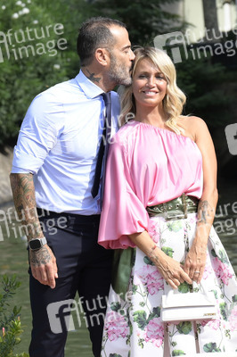 Ankunft von Katia Pedrotti und Ascanio Pacelli am Hotel Excelsior, Internationale Filmfestspiele von Venedig 2024