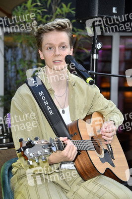 Charity Promi Swim Event 2024 in Berlin