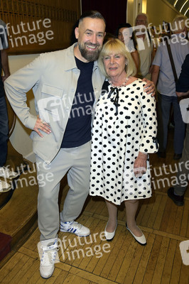 Theaterpremiere 'Stasi, Stress und Stolperfallen' in Berlin