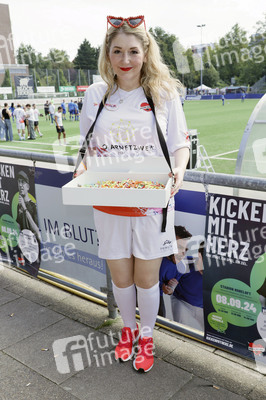 Benefiz-Fußballspiel 'Kicken mit Herz' 2024 in Hamburg