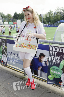 Benefiz-Fußballspiel 'Kicken mit Herz' 2024 in Hamburg
