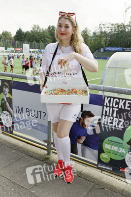 Benefiz-Fußballspiel 'Kicken mit Herz' 2024 in Hamburg