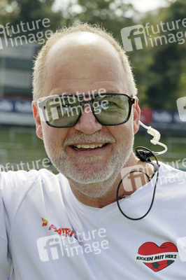 Benefiz-Fußballspiel 'Kicken mit Herz' 2024 in Hamburg