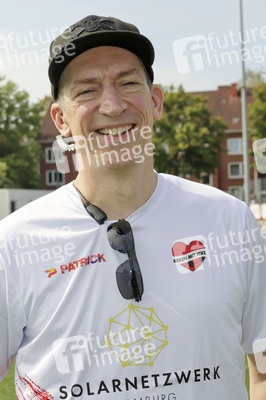 Benefiz-Fußballspiel 'Kicken mit Herz' 2024 in Hamburg