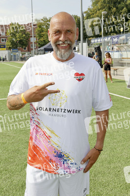 Benefiz-Fußballspiel 'Kicken mit Herz' 2024 in Hamburg
