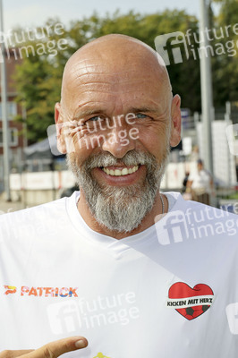 Benefiz-Fußballspiel 'Kicken mit Herz' 2024 in Hamburg