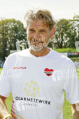 Benefiz-Fußballspiel 'Kicken mit Herz' 2024 in Hamburg