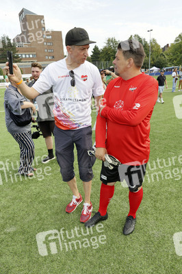 Benefiz-Fußballspiel 'Kicken mit Herz' 2024 in Hamburg