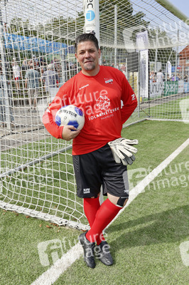 Benefiz-Fußballspiel 'Kicken mit Herz' 2024 in Hamburg