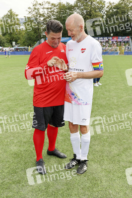 Benefiz-Fußballspiel 'Kicken mit Herz' 2024 in Hamburg