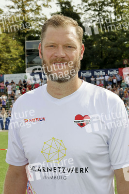 Benefiz-Fußballspiel 'Kicken mit Herz' 2024 in Hamburg