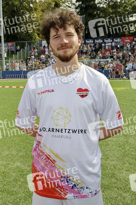 Benefiz-Fußballspiel 'Kicken mit Herz' 2024 in Hamburg