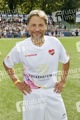 Benefiz-Fußballspiel 'Kicken mit Herz' 2024 in Hamburg