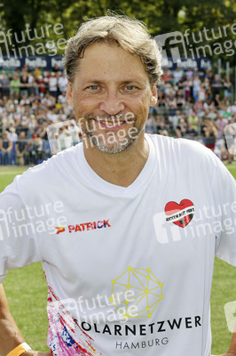 Benefiz-Fußballspiel 'Kicken mit Herz' 2024 in Hamburg