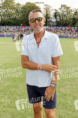 Benefiz-Fußballspiel 'Kicken mit Herz' 2024 in Hamburg