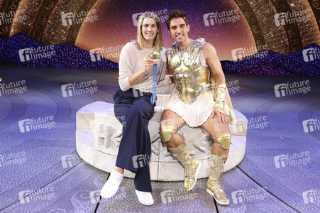 Medaillengewinner besuchen das Musical 'Hercules' in Hamburg