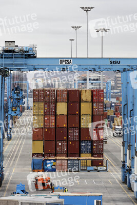 Symbolfoto Container-Hafen