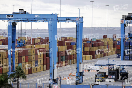 Symbolfoto Container-Hafen