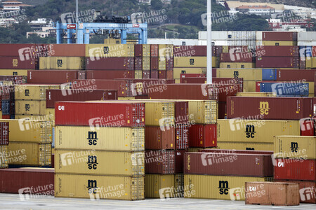 Symbolfoto Container-Hafen
