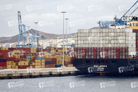 Symbolfoto Container-Hafen