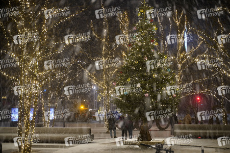 Winterabend auf dem Mercedes-Platz in Berlin