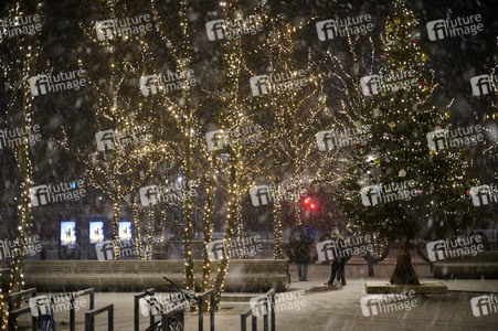 Winterabend auf dem Mercedes-Platz in Berlin