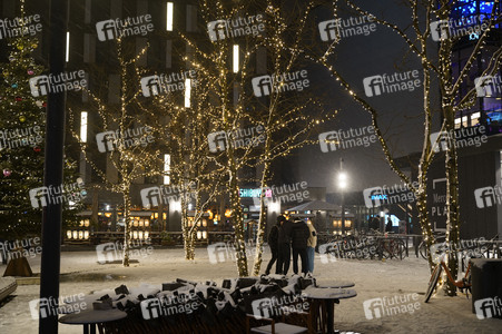 Winterabend auf dem Mercedes-Platz in Berlin