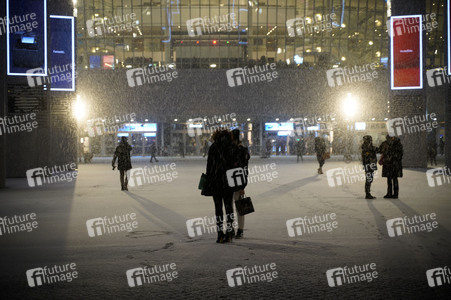 Winterabend auf dem Mercedes-Platz in Berlin