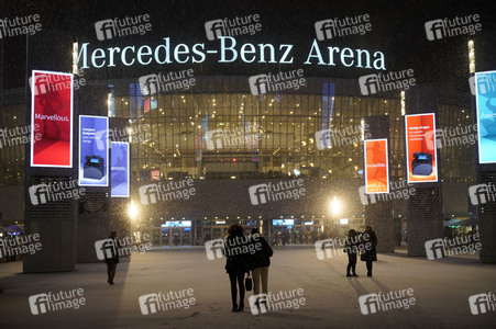 Winterabend auf dem Mercedes-Platz in Berlin