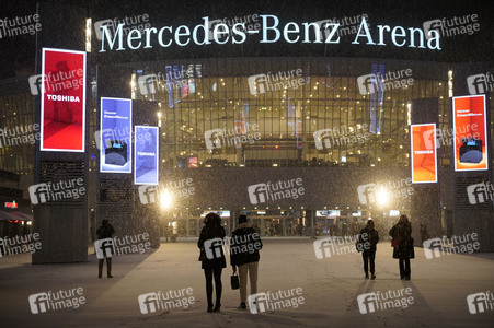 Winterabend auf dem Mercedes-Platz in Berlin