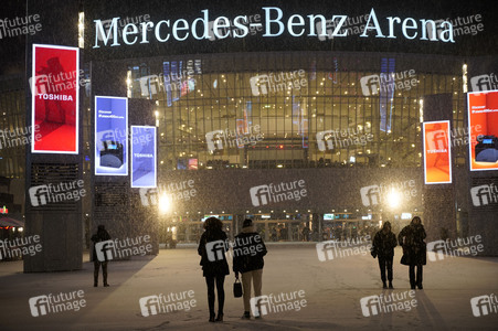 Winterabend auf dem Mercedes-Platz in Berlin