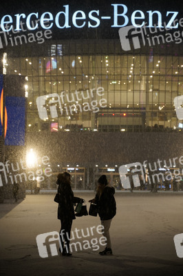 Winterabend auf dem Mercedes-Platz in Berlin