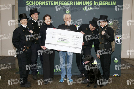 Spendenscheck-Übergabe mit Dieter Hallervorden in Berlin