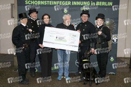 Spendenscheck-Übergabe mit Dieter Hallervorden in Berlin