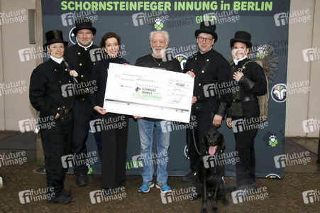 Spendenscheck-Übergabe mit Dieter Hallervorden in Berlin