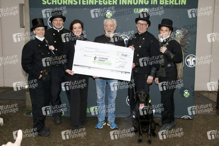 Spendenscheck-Übergabe mit Dieter Hallervorden in Berlin