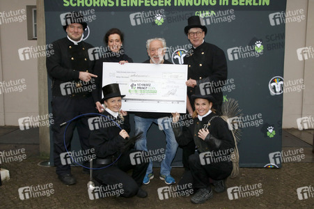Spendenscheck-Übergabe mit Dieter Hallervorden in Berlin