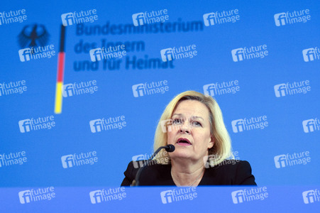 Pressekonferenz zur Bekämpfung der Organisierten Kriminalität und zur Änderung des Sprengstoffgesetzes in Berlin
