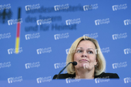 Pressekonferenz zur Bekämpfung der Organisierten Kriminalität und zur Änderung des Sprengstoffgesetzes in Berlin