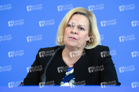 Pressekonferenz zur Bekämpfung der Organisierten Kriminalität und zur Änderung des Sprengstoffgesetzes in Berlin