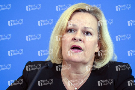 Pressekonferenz zur Bekämpfung der Organisierten Kriminalität und zur Änderung des Sprengstoffgesetzes in Berlin
