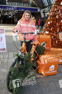 Nina Bott eröffnet Wunschbaum in Hamburg